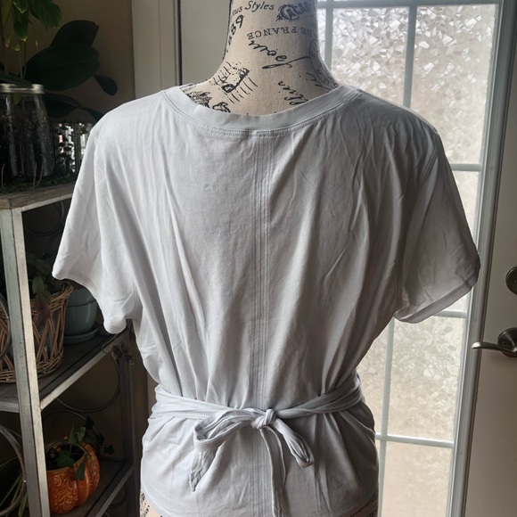 Lululemon tie up short sleeve size 6 - Picture 4 of 5